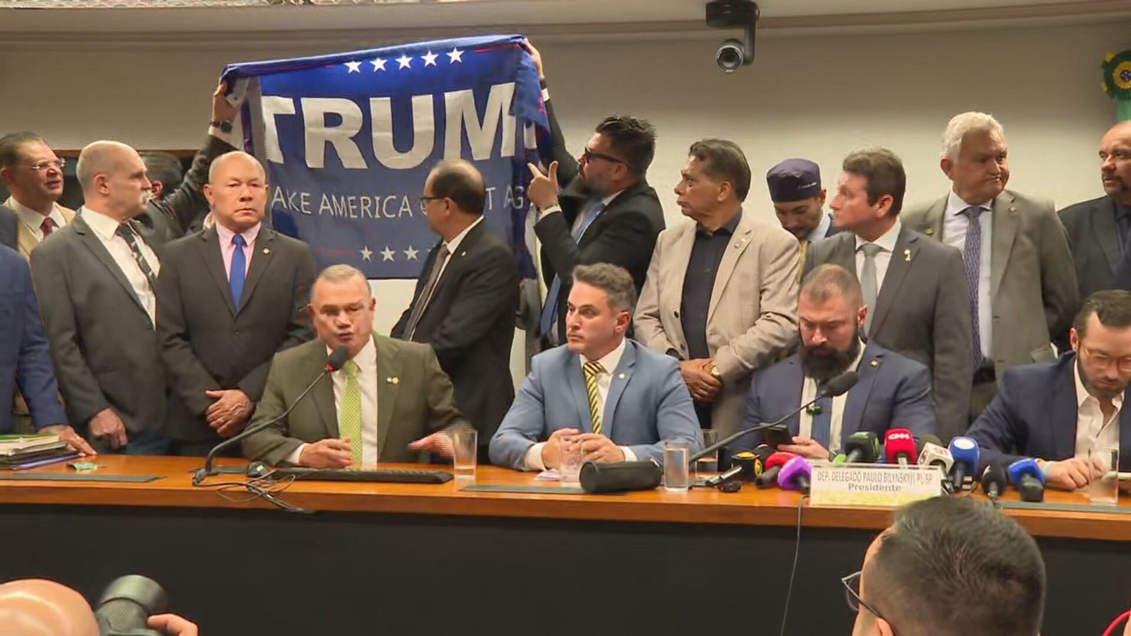 'Make America Great Again': entenda o lema de Trump em bandeira usada por bolsonaristas no Congresso brasileiro