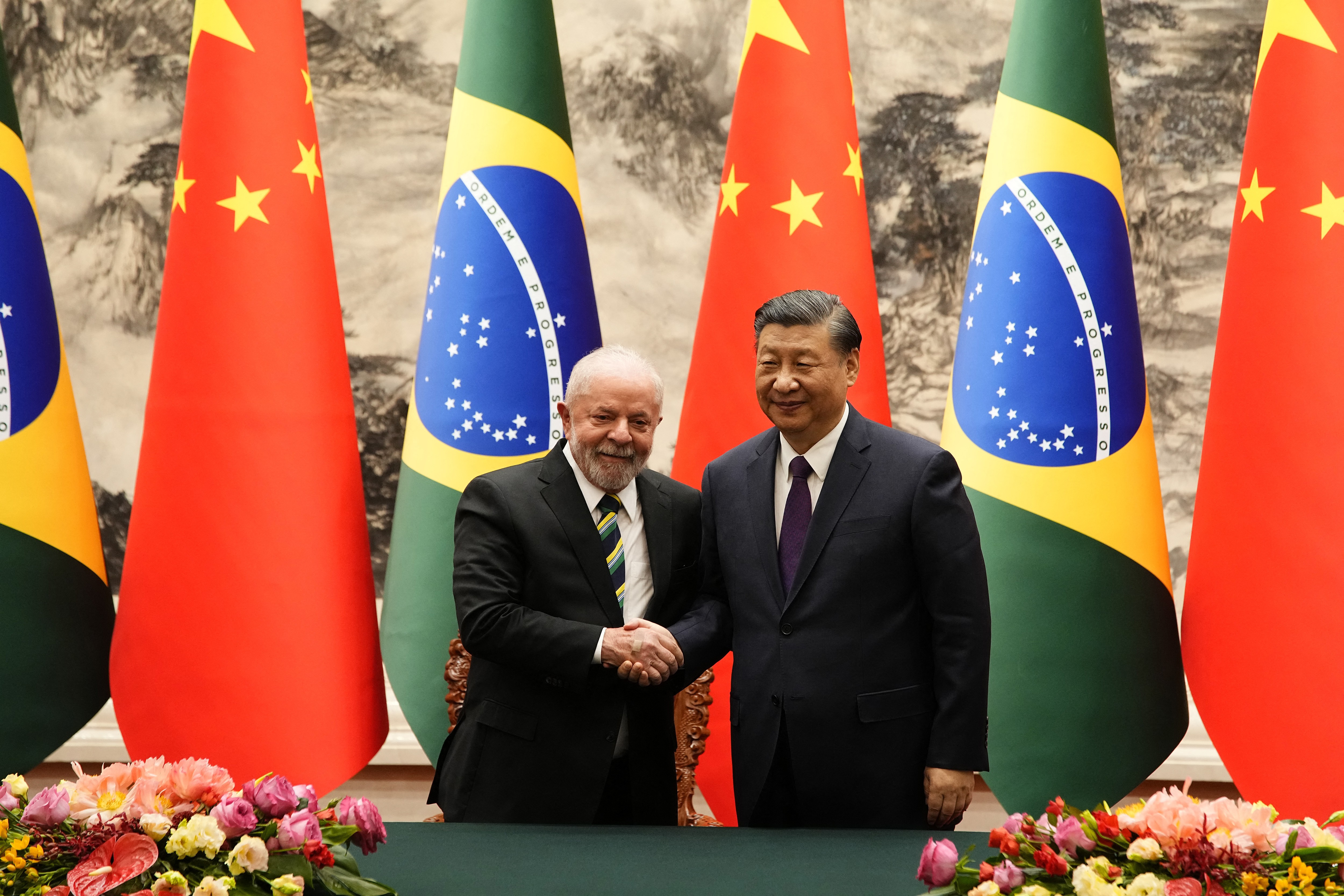 É #FAKE foto de Lula beijando as mãos de Xi Jinping; imagem foi criada com inteligência artificial