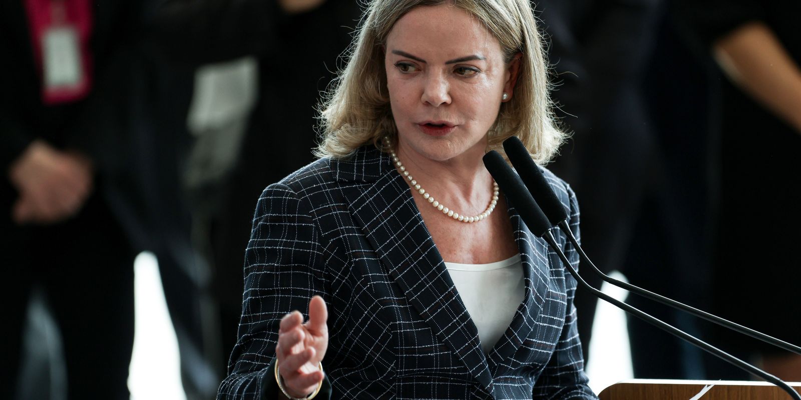 Gleisi critica EUA por fala de uso de "poder militar" contra o Brasil